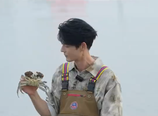 郭品超收麦子后养大闸蟹 曾回山东老家被偶遇